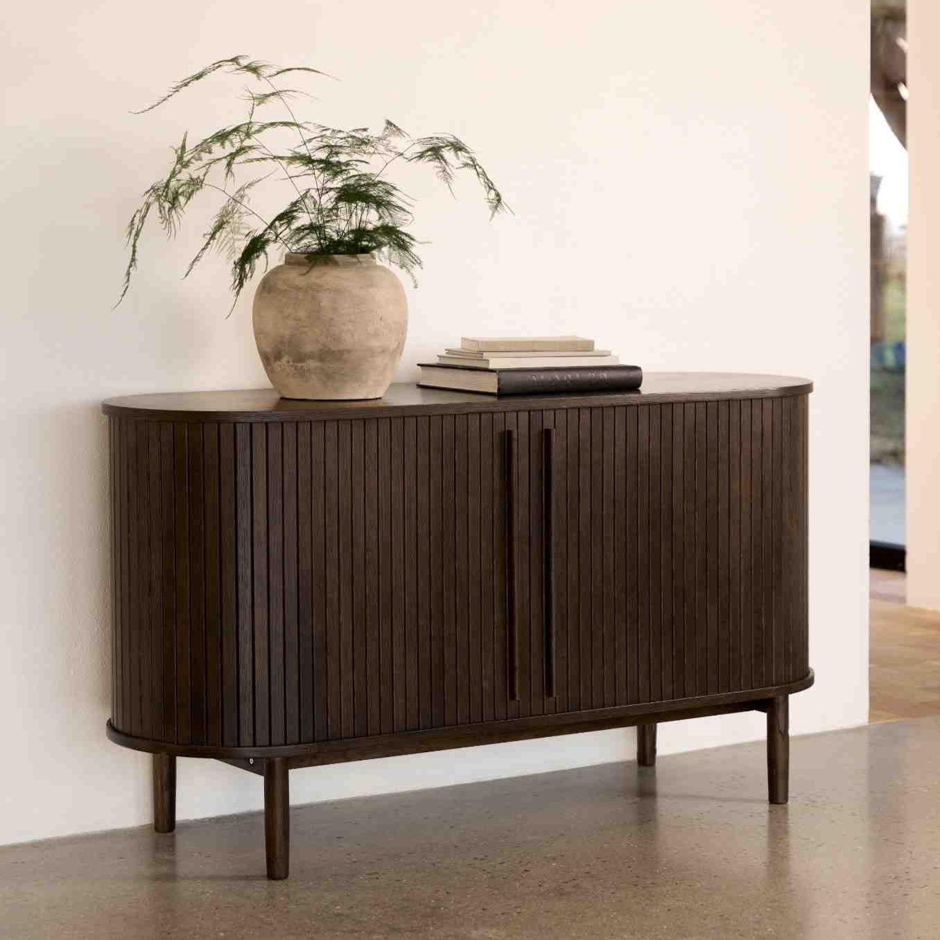 RYNN | שידת אחסון מעץ עם מדפים סגורים