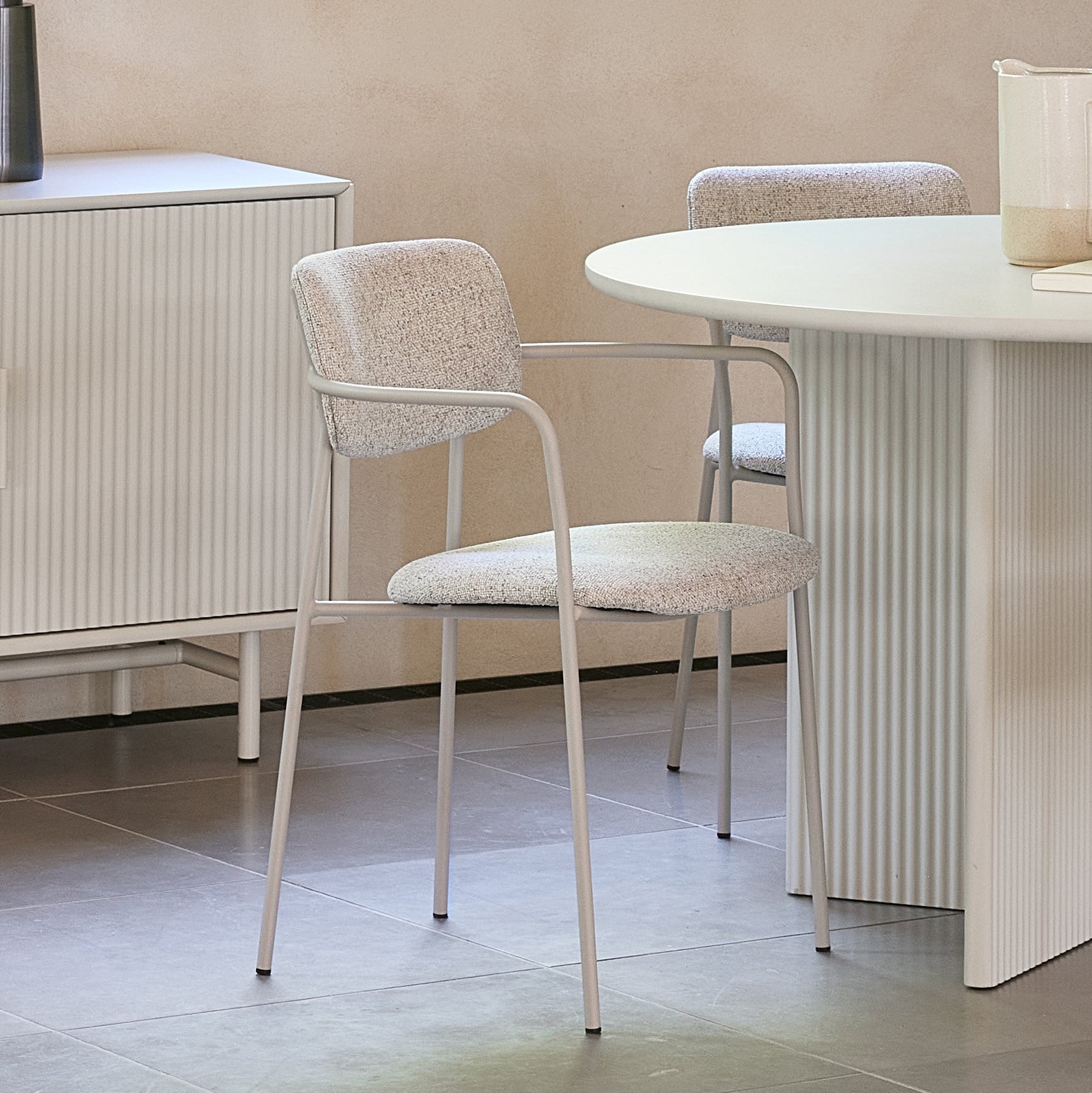 ADELAIDE | כיסא מודרני מרופד עם משענת מעוגלת