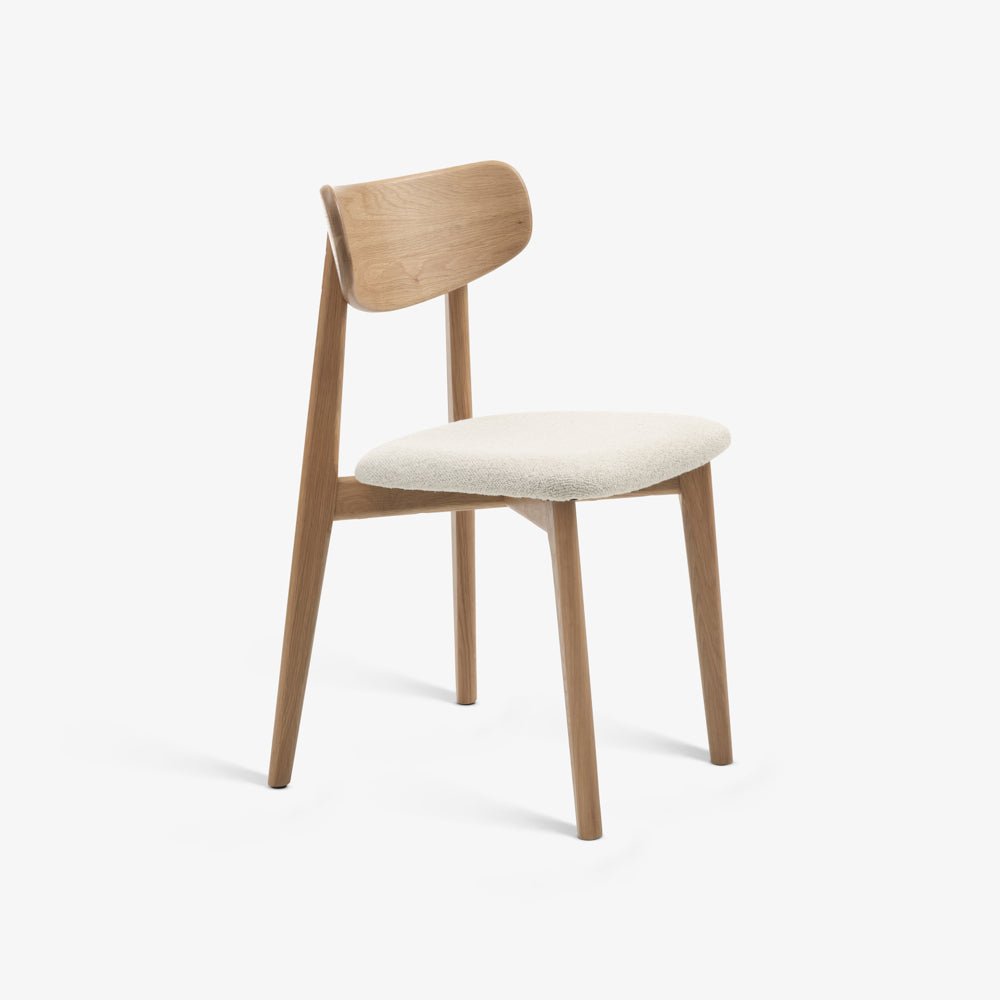 FJORA | כיסא נורדי מעץ עם מושב מרופד בבד בוקלה
