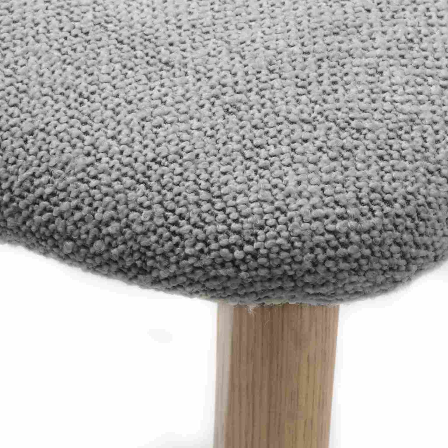 FJORA | כיסא נורדי מעץ עם מושב מרופד בבד בוקלה - KUALA