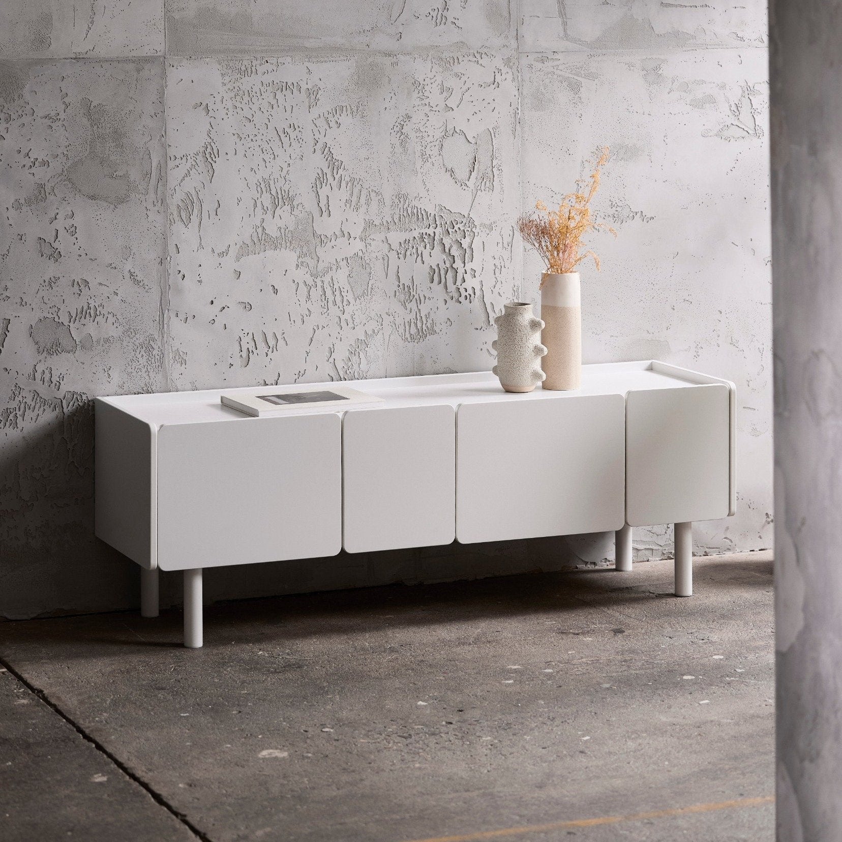 ZUNATI | מזנון נורדי מעץ ומתכת, עם מדפים סגורים