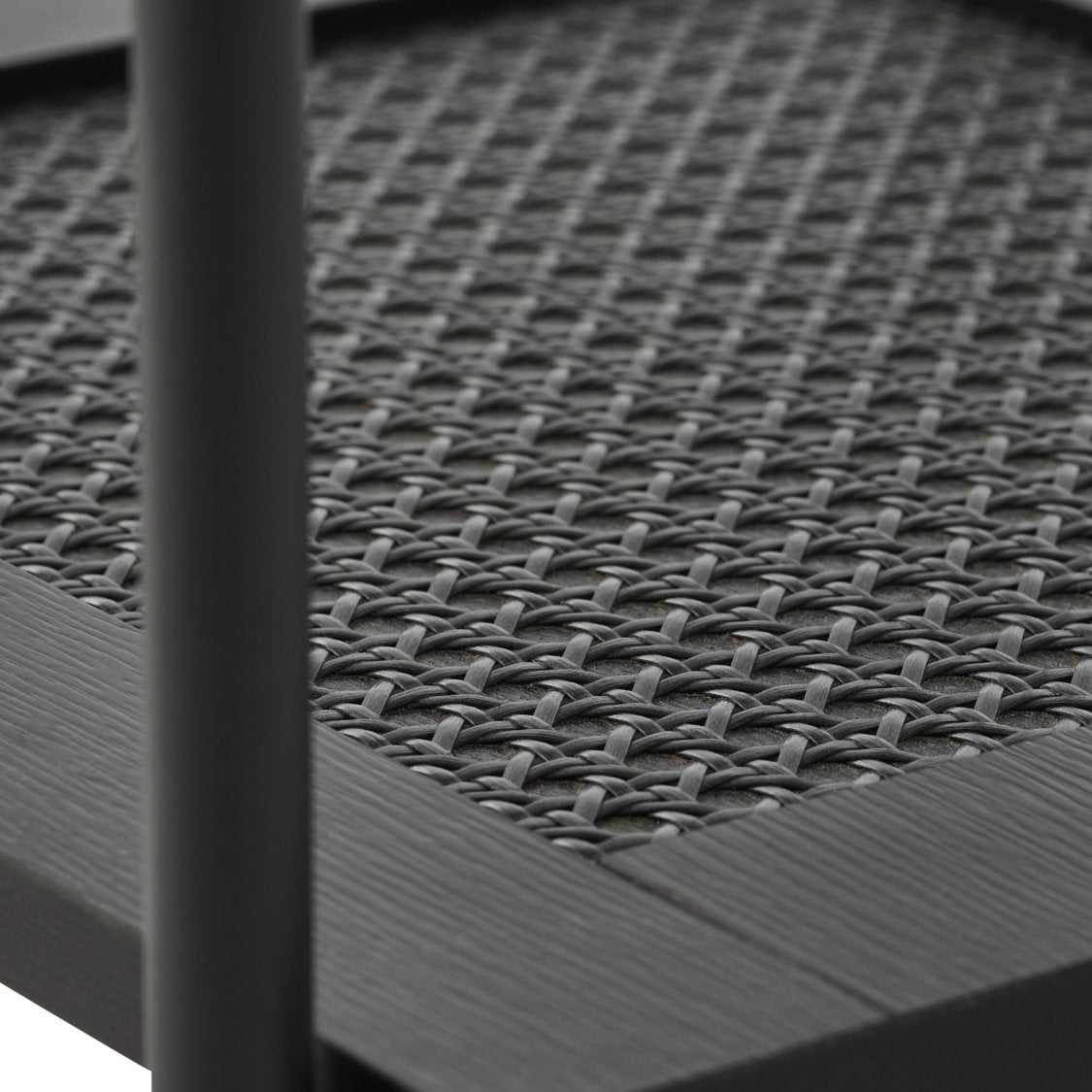 BIBE | שולחן צד ריבועי 45/45 ס"מ, ממלמין, ראטן ומתכת, עם מדף פתוח