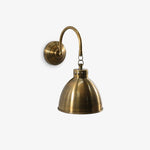 KIBE | מנורת קיר קלאסית ממתכת בגוון פליז