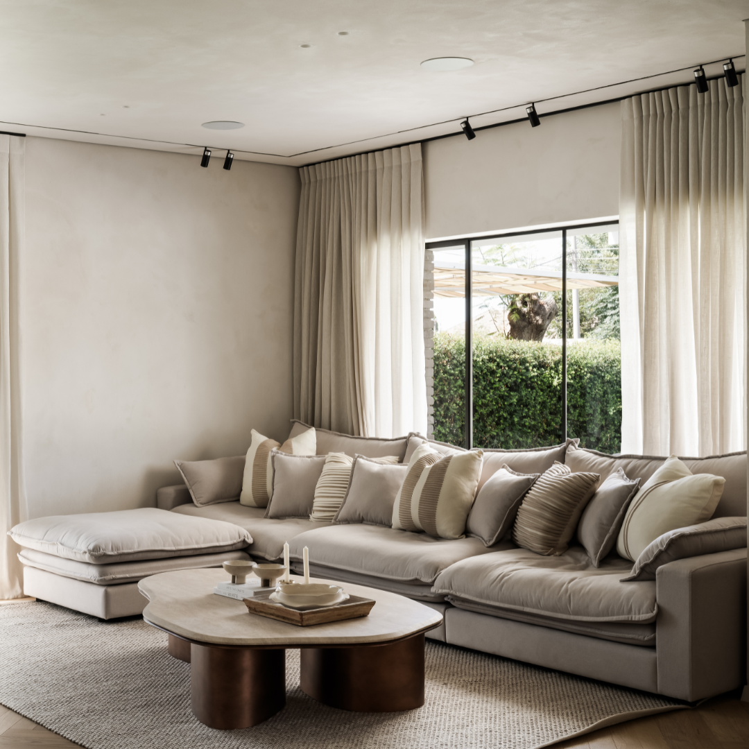 GLADE | ספה תלת-מושבית רכה עם הדום תואם, מרופדת בבד אריג