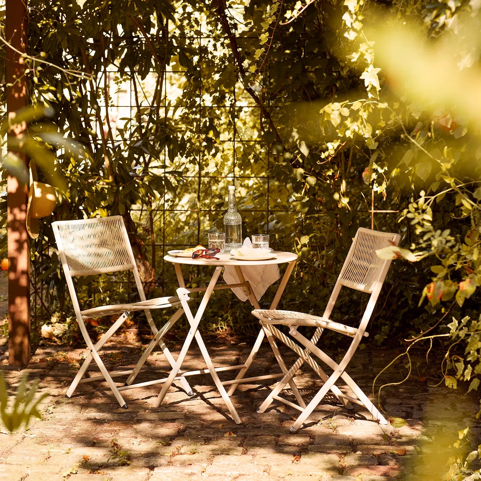 VEX | סט ביסטרו של שולחן ושני כיסאות לגינה - KUALA