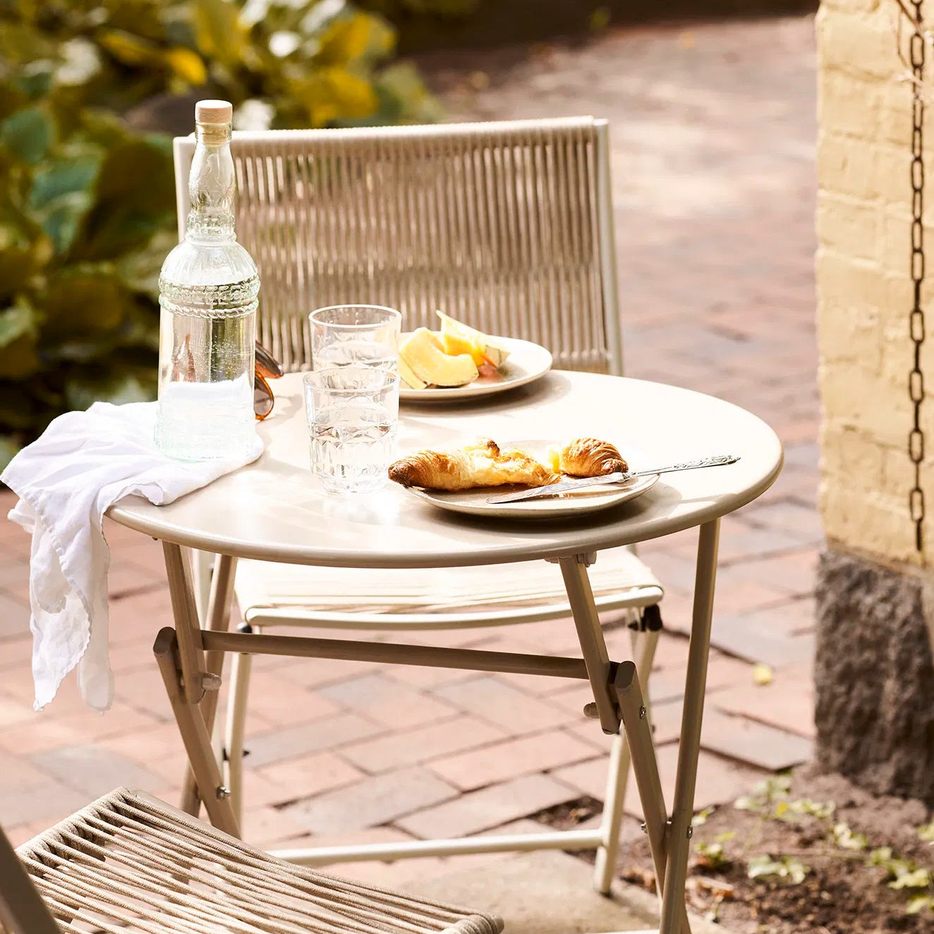 VEX | סט ביסטרו של שולחן ושני כיסאות לגינה - KUALA