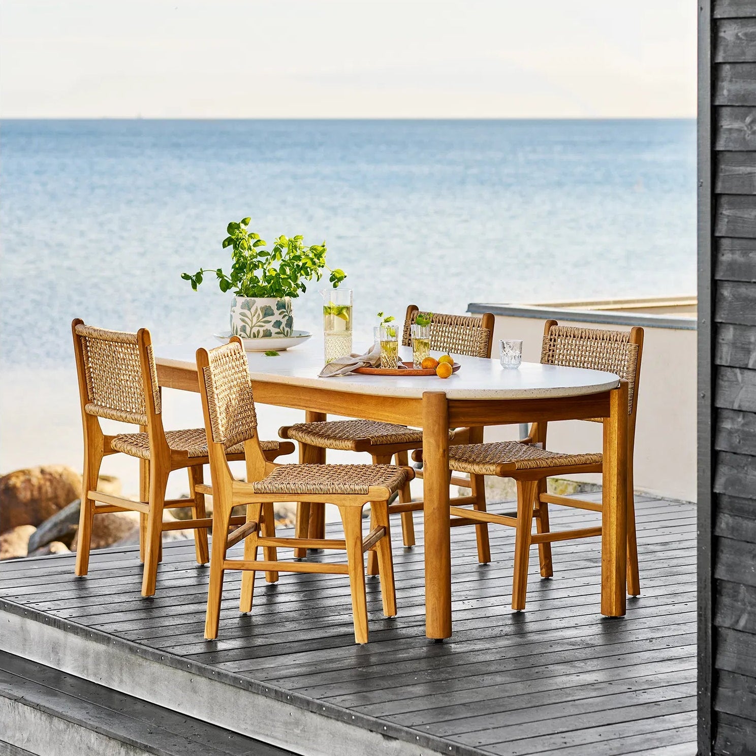 SKOR | שולחן אוכל לגינה מעץ שיטה ואבן טרצו - KUALA