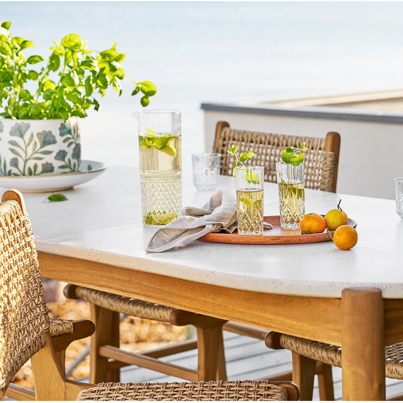 SKOR | שולחן אוכל לגינה מעץ שיטה ואבן טרצו - KUALA