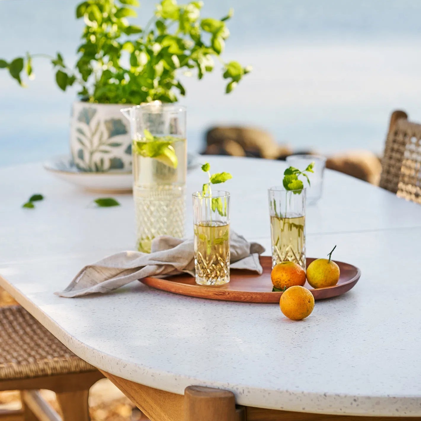 SKOR | שולחן אוכל לגינה מעץ שיטה ואבן טרצו - KUALA