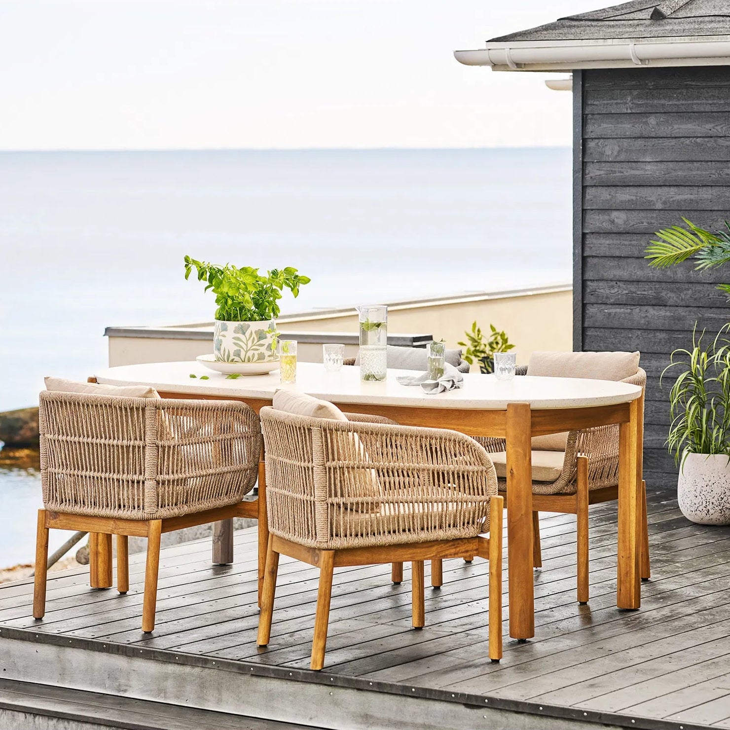 SKOR | שולחן אוכל לגינה מעץ שיטה ואבן טרצו - KUALA