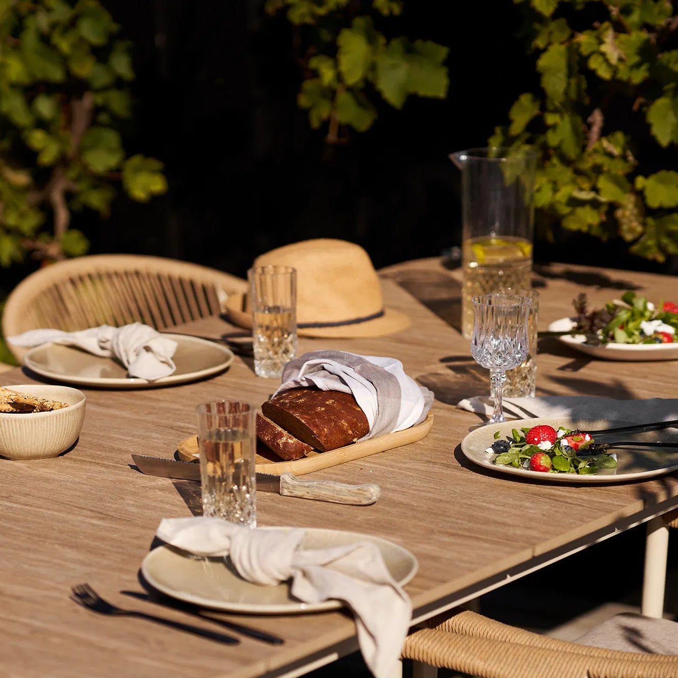 STIGNI | שולחן אוכל מאלומיניום דמוי עץ לחוץ, עד 8 סועדים