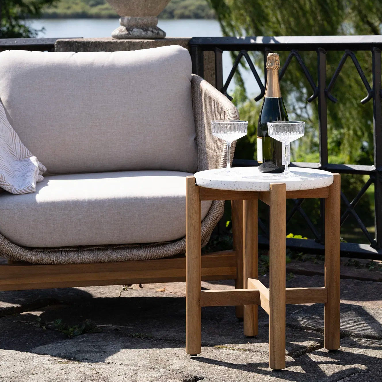 OLO | שולחן צד מעץ שיטה ואבן טרצו, קוטר 37 ס"מ - KUALA