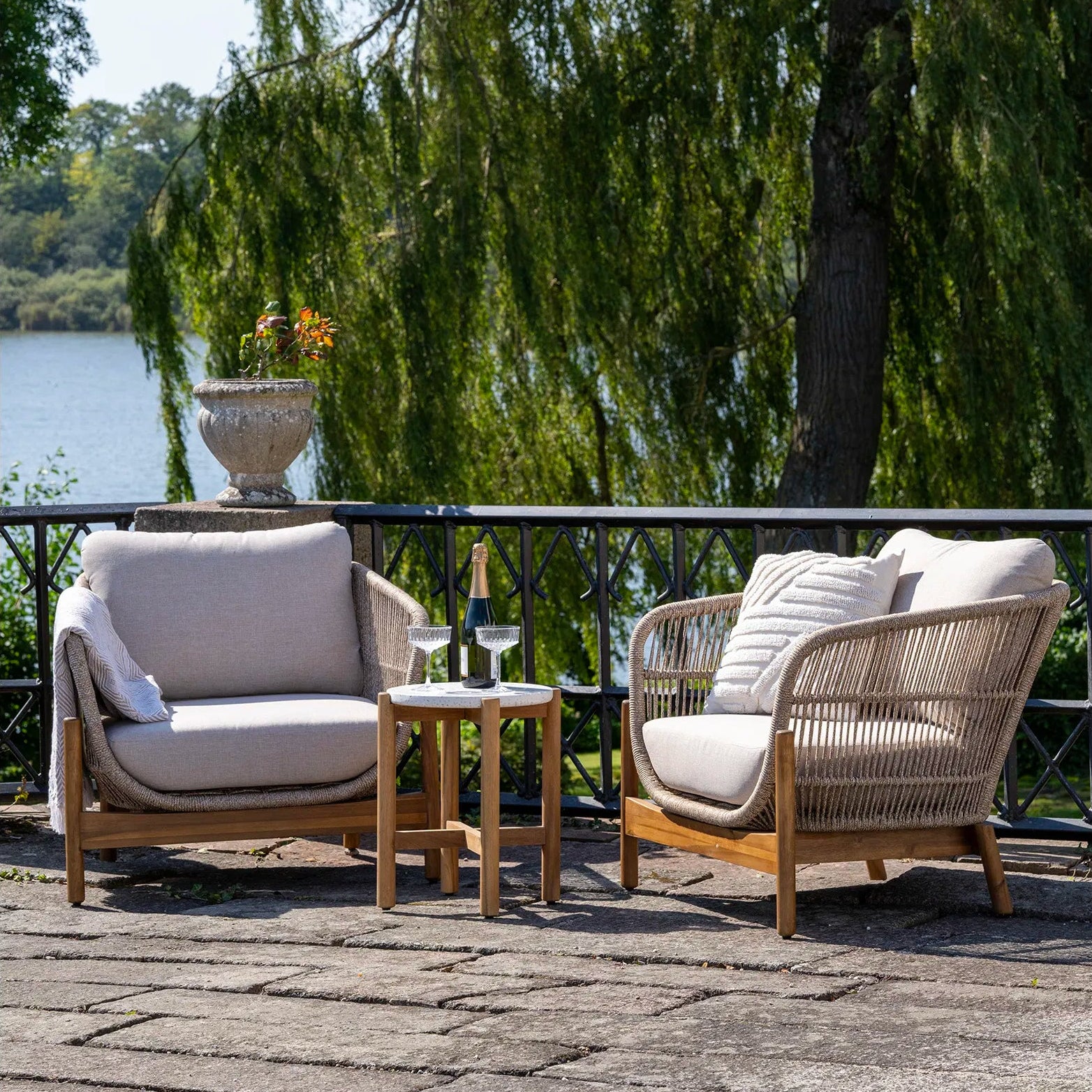 OLO | שולחן צד מעץ שיטה ואבן טרצו, קוטר 37 ס"מ - KUALA