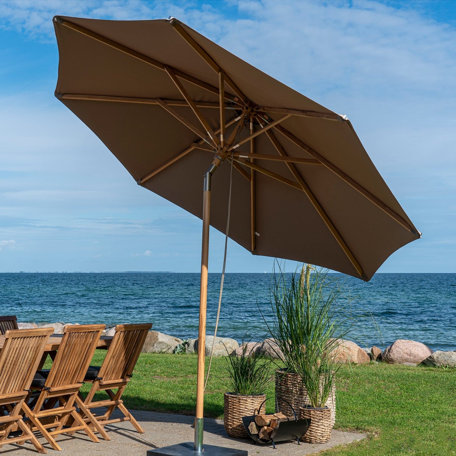 NURYA | שמשייה עגולה עם עמוד עץ