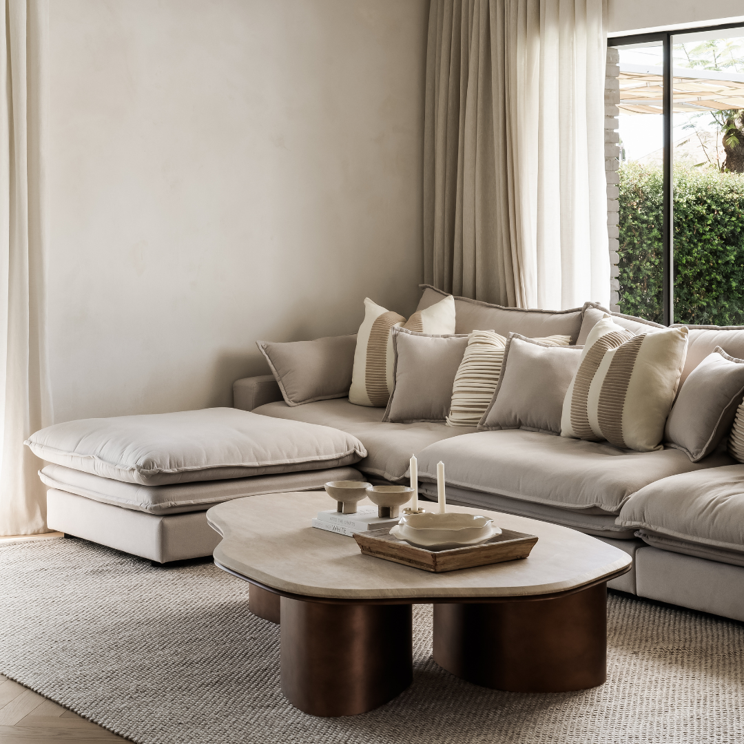 GLADE | ספה תלת-מושבית רכה עם הדום תואם, מרופדת בבד אריג