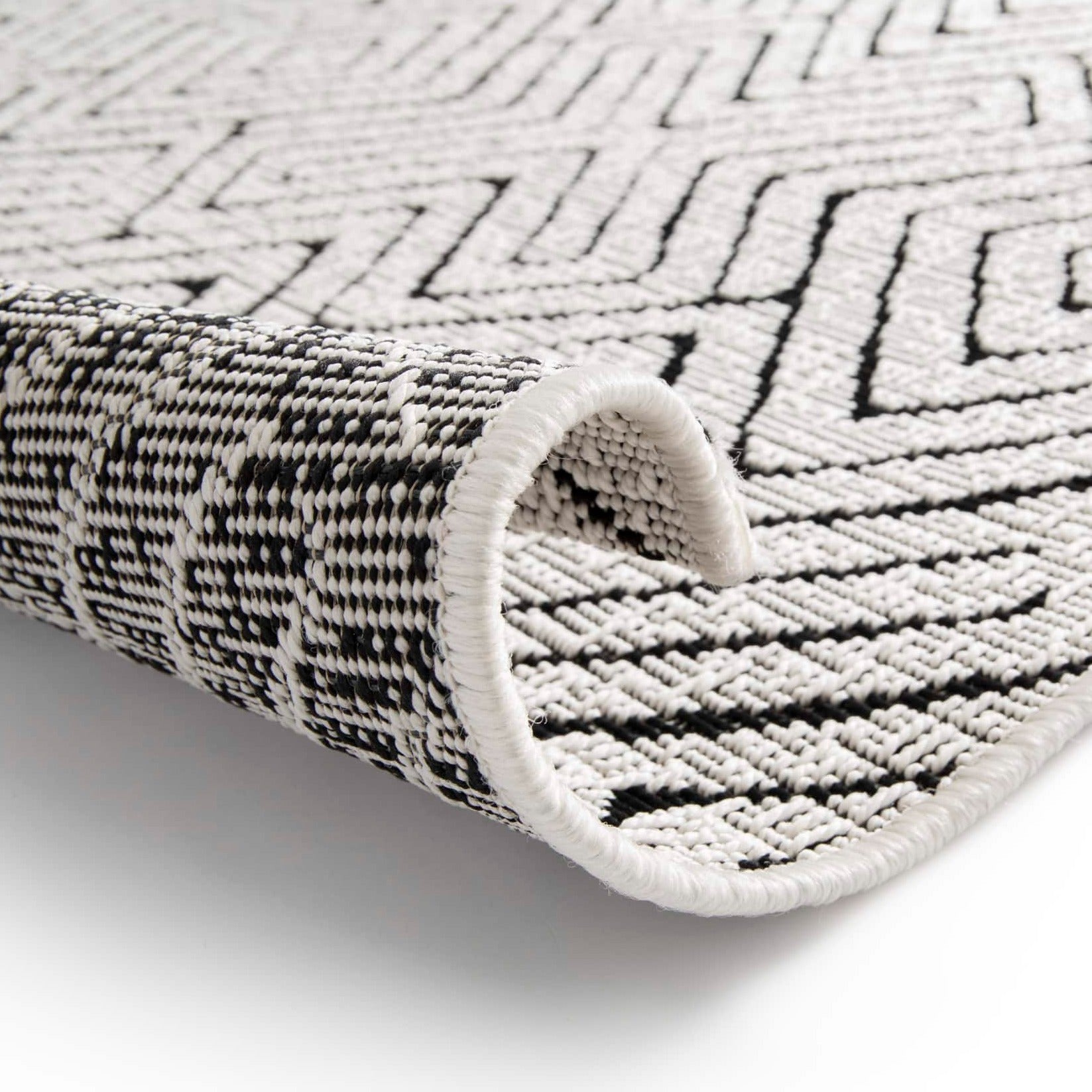 SUNE | שטיח מודרני עם טקסטורת מעויינים