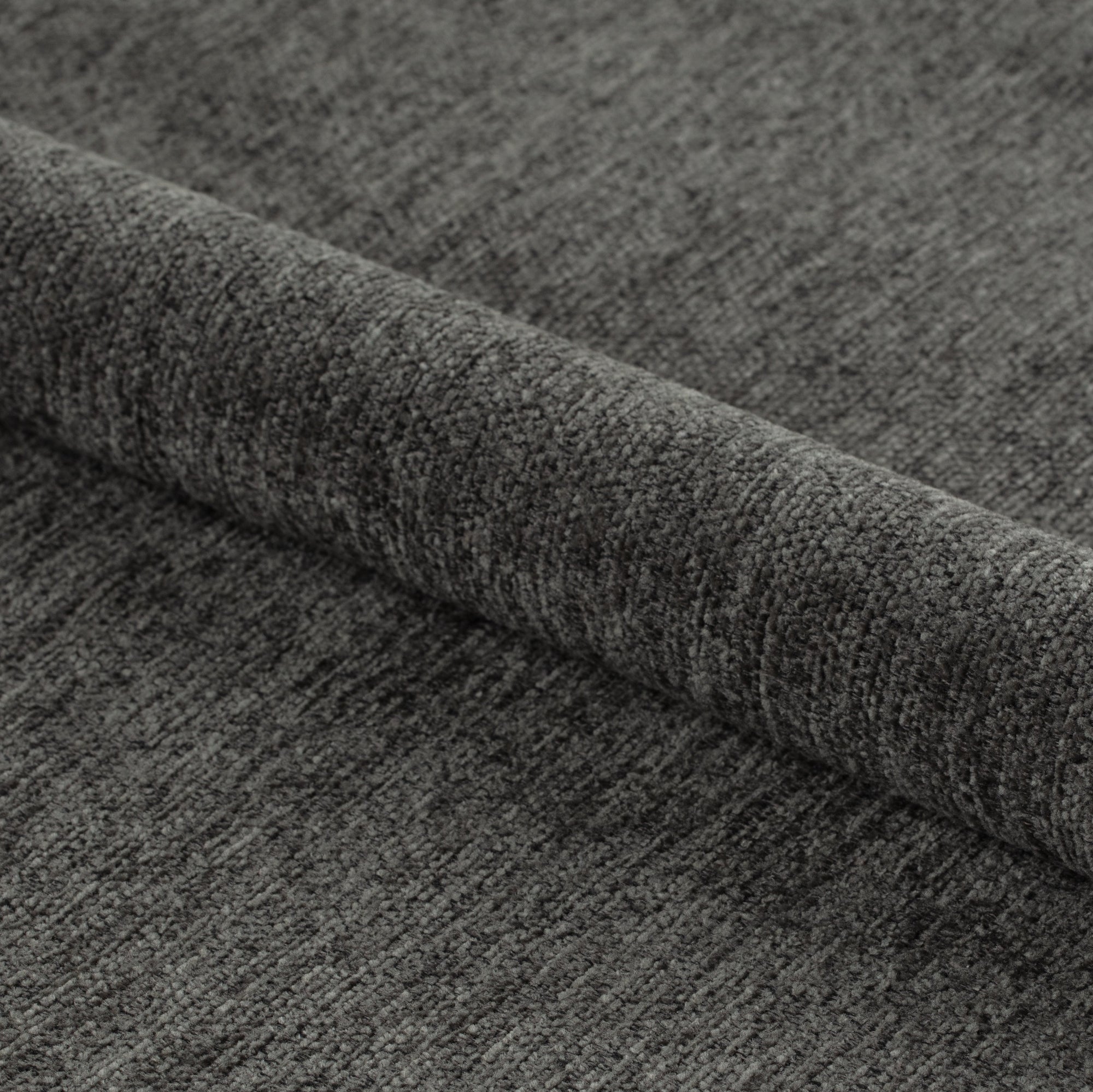 BRICK | כיסא עם משענות יד מרופד בבד אריג