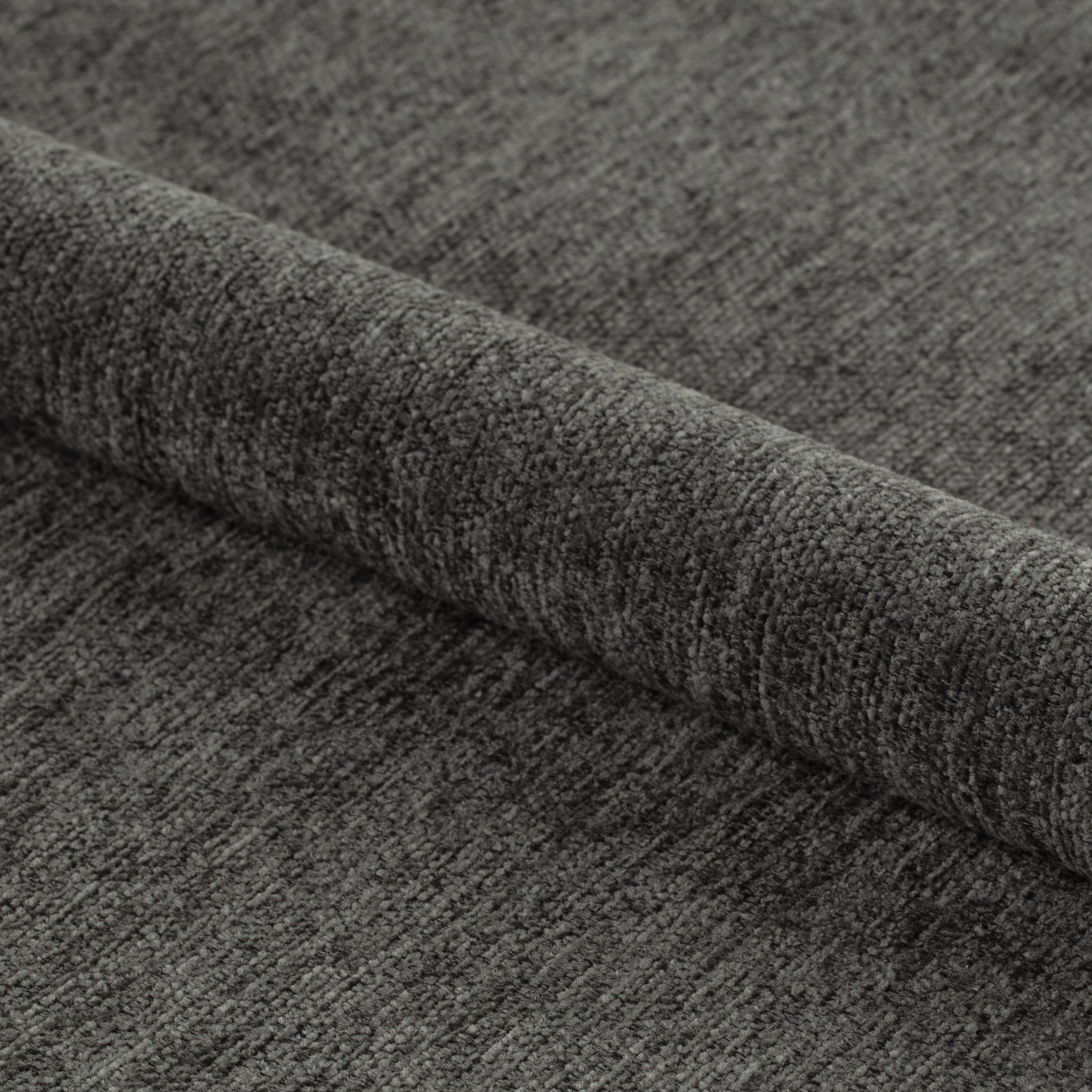 BRICK | כיסא עם משענות יד מרופד בבד אריג