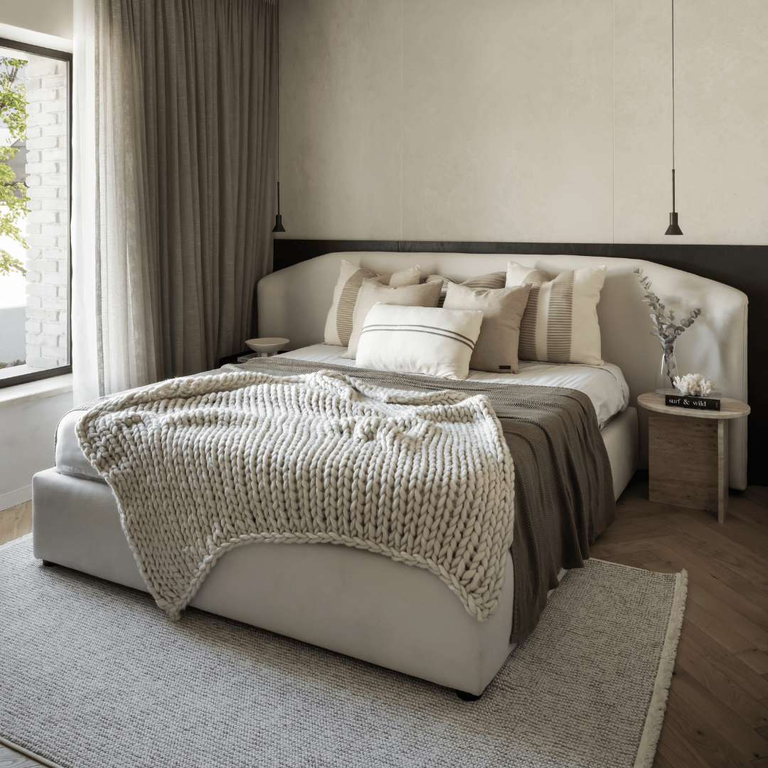 DRAWLIN | מיטה מרופדת בסגנון יפני עם גב מעוגל