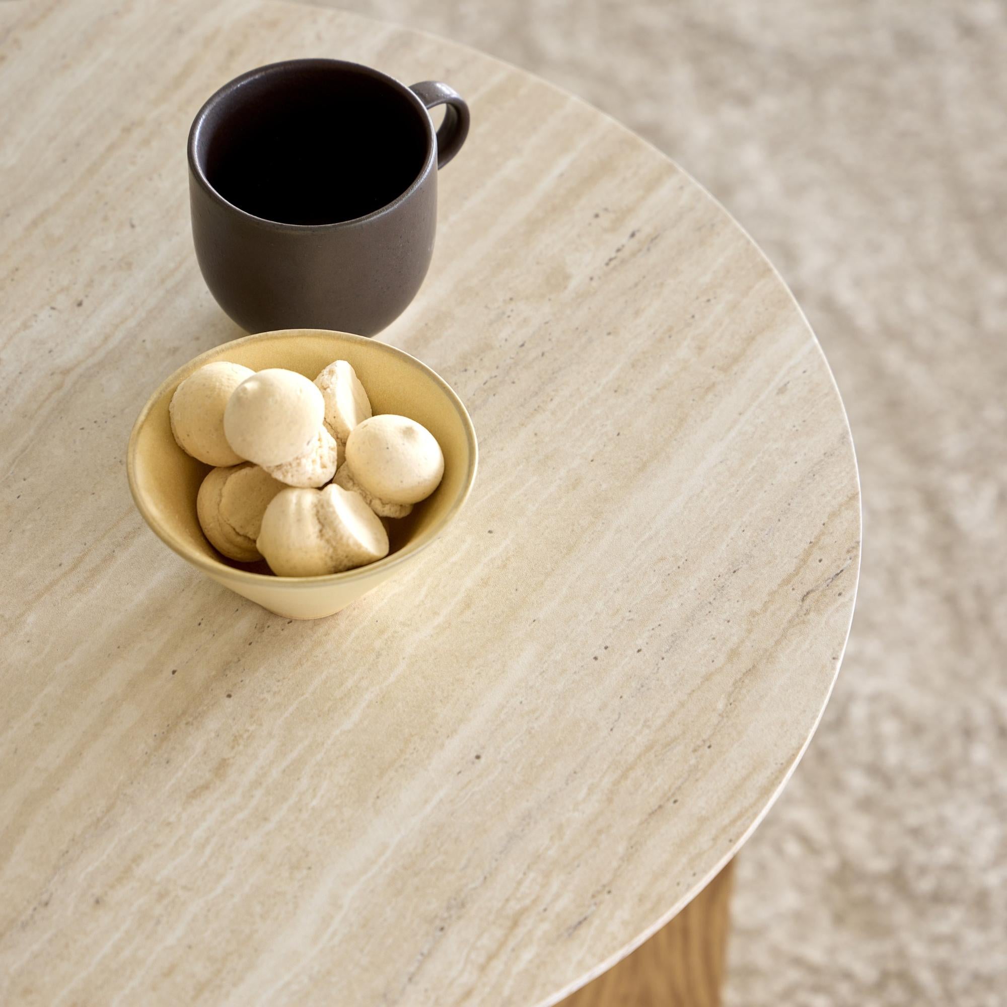 PLORA | שולחן צד עגול דמוי טרוורטין בשילוב עץ