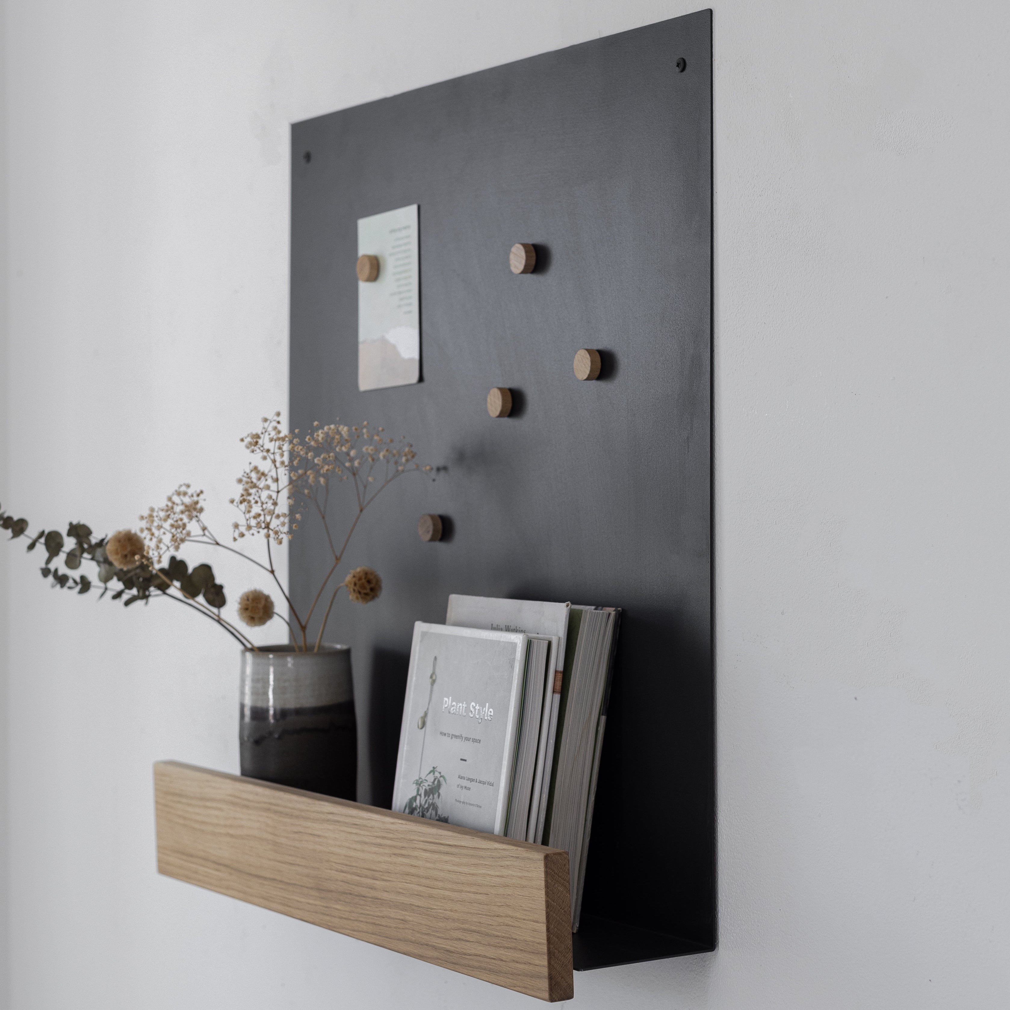 KROVA | לוח למגנטים 65x60 ס"מ בשילוב מדף וחזית עץ אלון, גוון חול - KUALA
