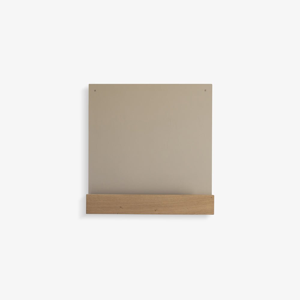 KROVA | לוח למגנטים 65x60 ס"מ בשילוב מדף וחזית עץ אלון, גוון חול - KUALA