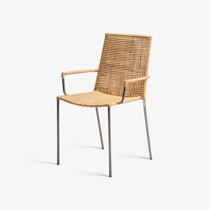 ISHITA | כיסא מעוצב עם ידיות בשילוב ברזל וראטן טבעי