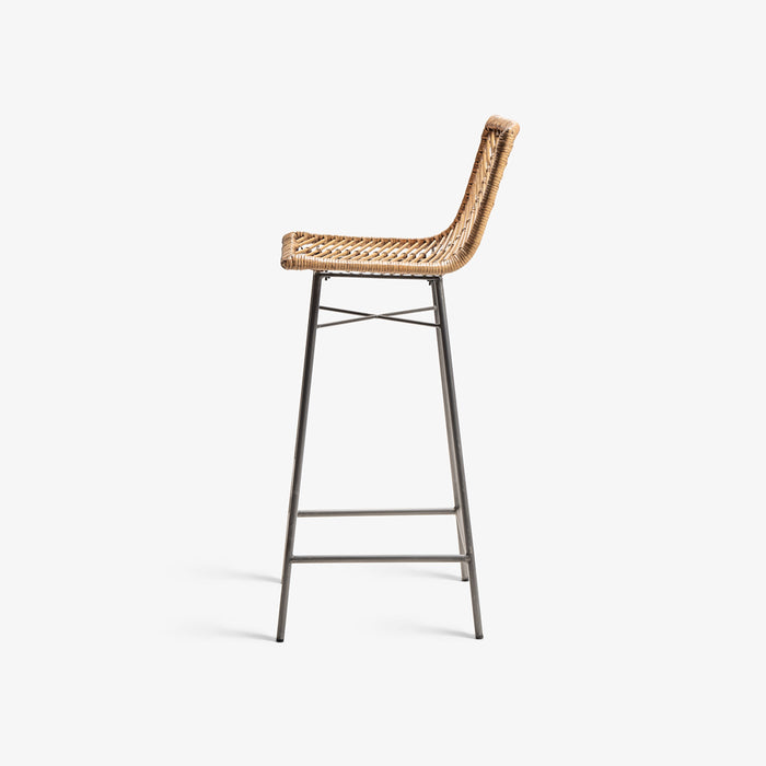 PANTIN | כיסא בר מעוצב מראטן בגוון טבעי בשילוב מתכת שחורה