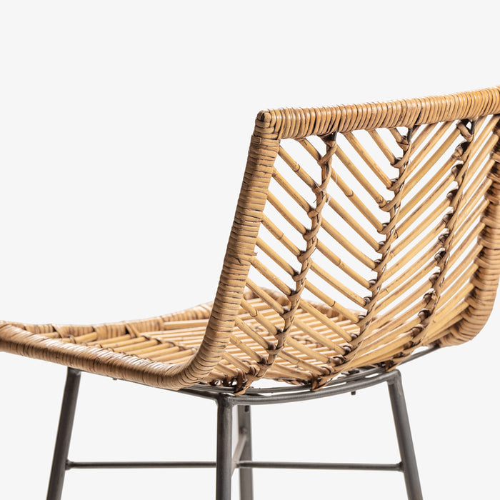 PANTIN | כיסא בר מעוצב מראטן בגוון טבעי בשילוב מתכת שחורה