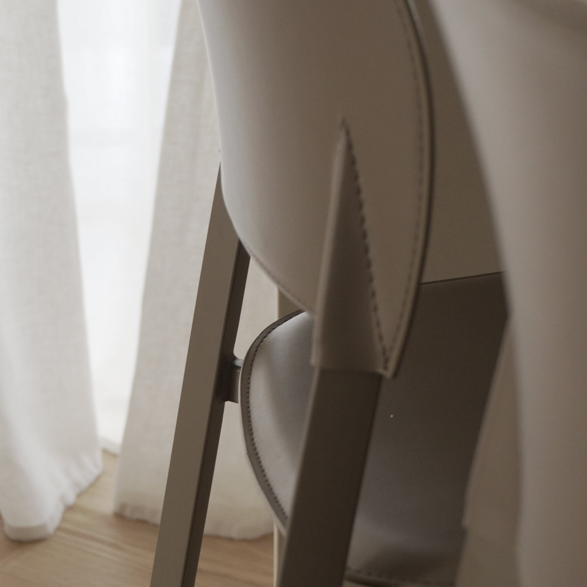 PLARA | כיסא בר מודרני מרופד בבד דמוי עור