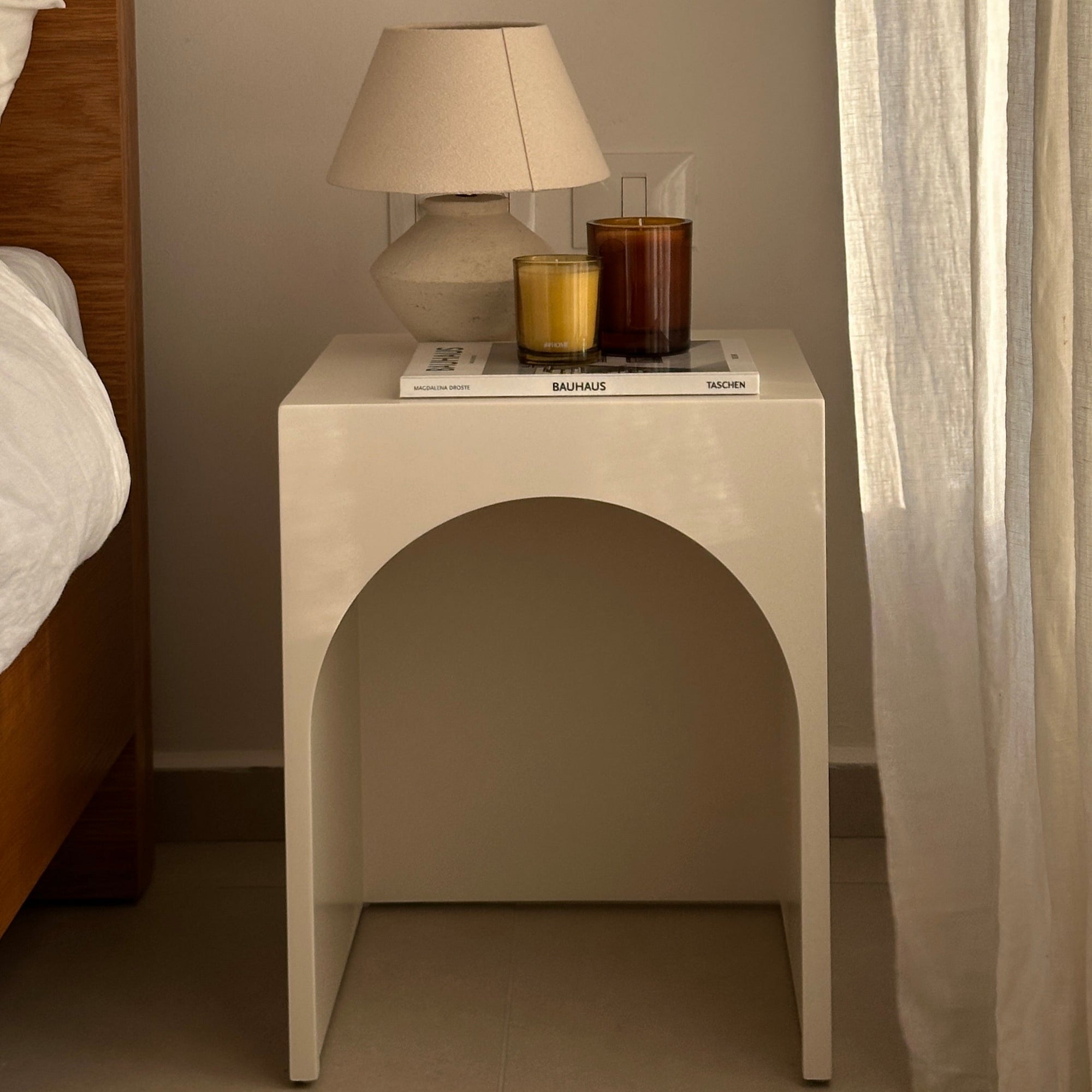 ARC | שידת לילה מעץ 40/40 ס"מ, בצורה קשתית