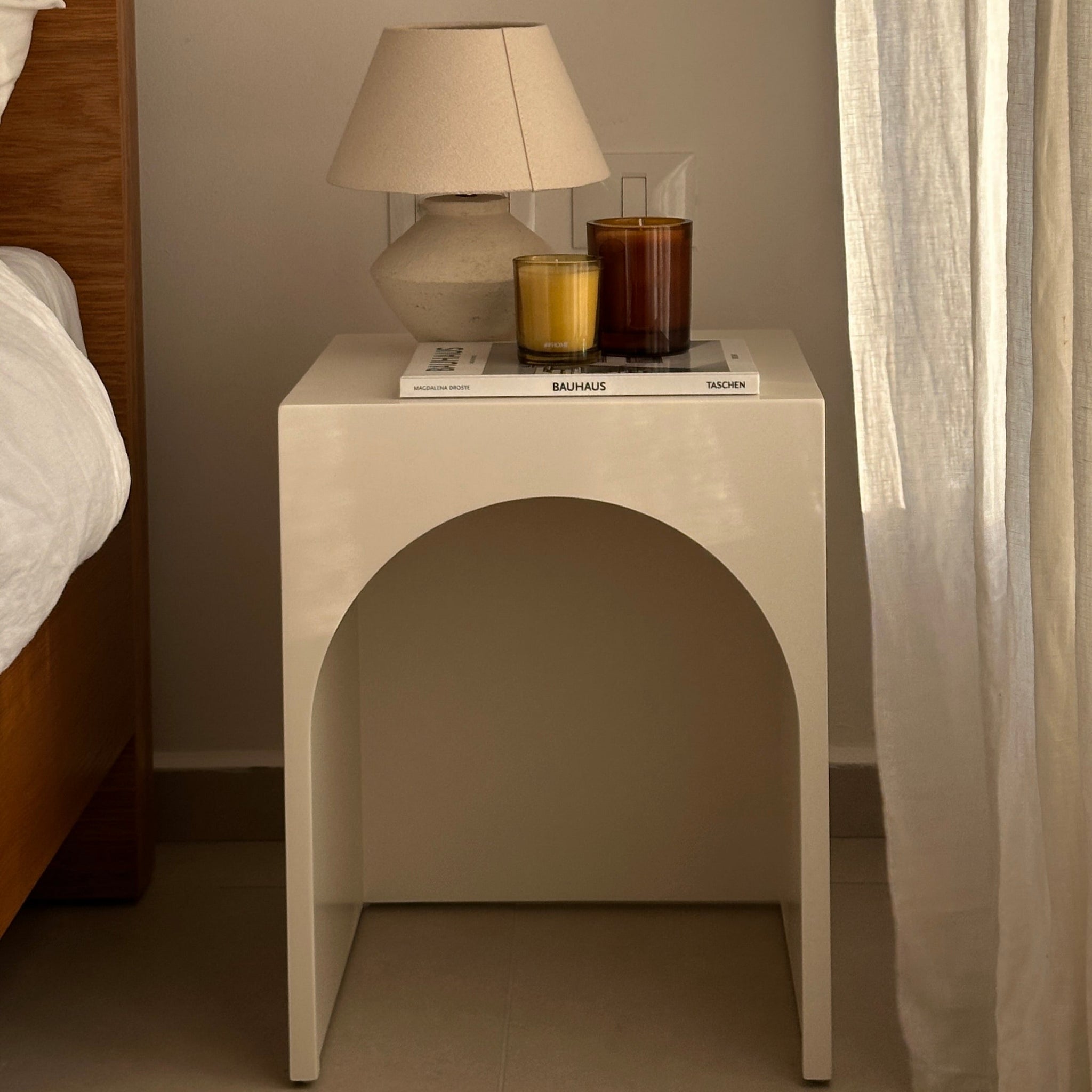 ARC | שידת לילה מעץ 40/40 ס"מ, בצורה קשתית