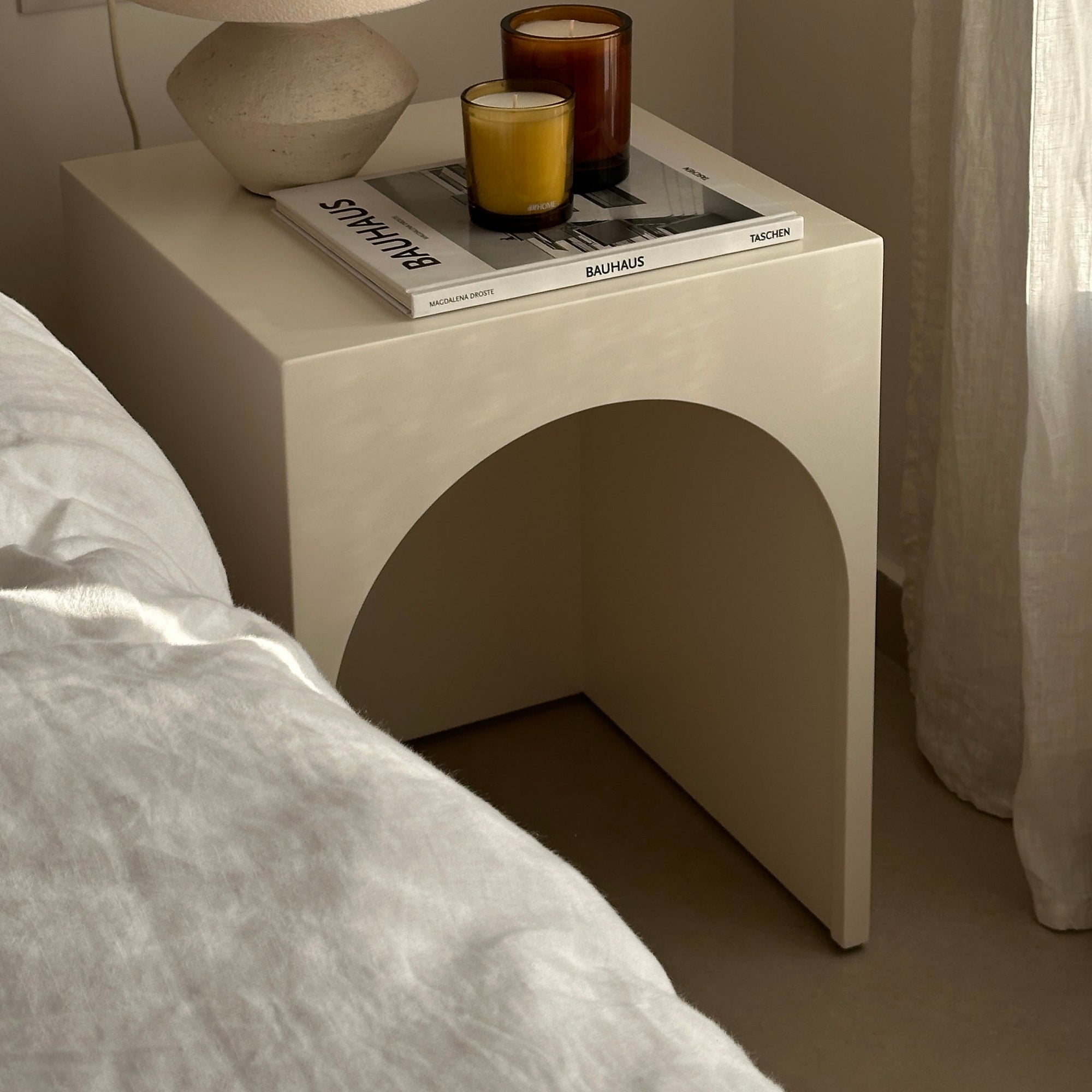 ARC | שידת לילה מעץ 40/40 ס"מ, בצורה קשתית