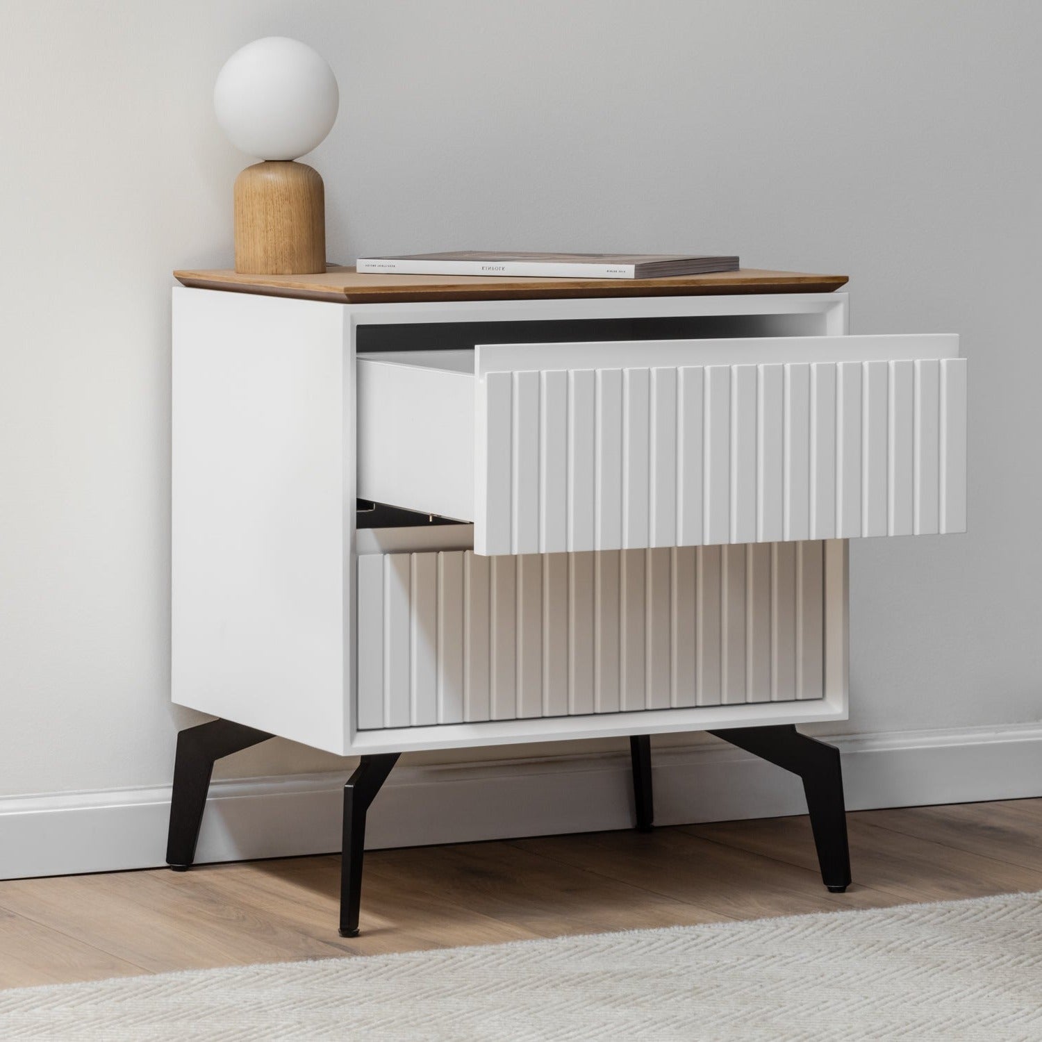 GENOA NIGHTSTAND | שידת לילה בשילוב עץ אלון ורגלי ברזל שחורות