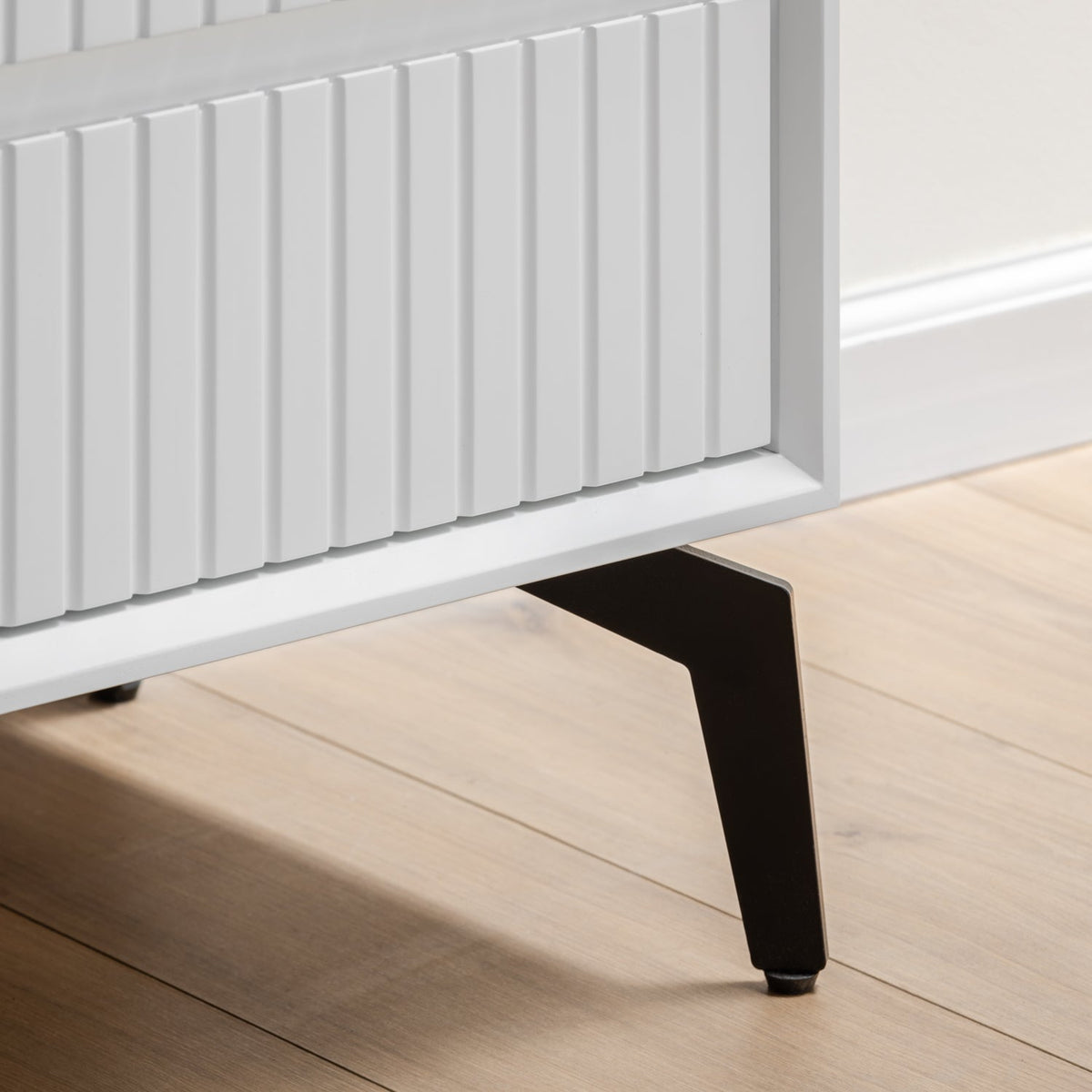 GENOA NIGHTSTAND | שידת לילה מעץ ומתכת 52/40 ס"מ, עם מגירות
