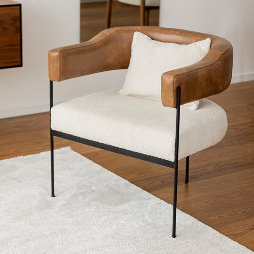 מעבר לעמוד מוצר FOUR  | כורסא מעוצבת בסגנון אורבני עכשווי עם מושב בד בוקלה ומשענת דמוי-עור