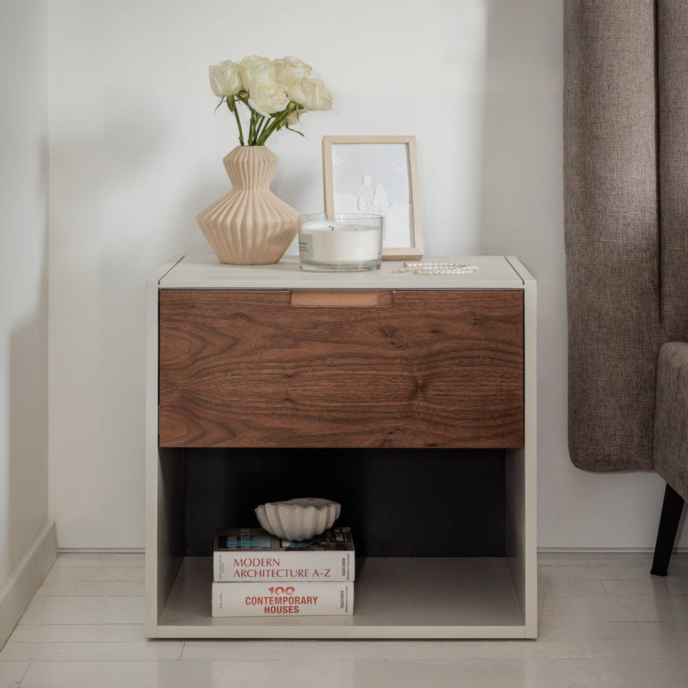 KLEE NIGHTSTAND | שידת לילה משולבת פורמיקה דמוי בטון ואגוז אמריקאי - KUALA