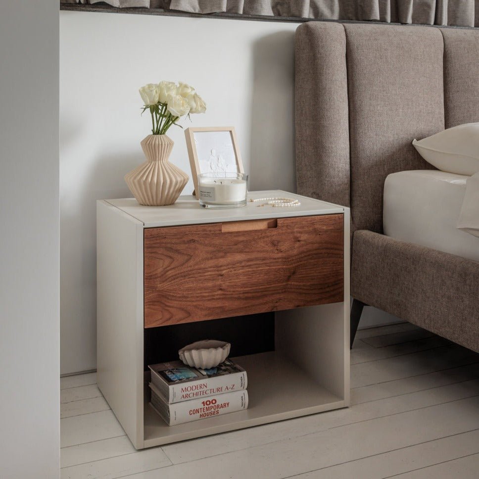 KLEE NIGHTSTAND | שידת לילה משולבת פורמיקה דמוי בטון ואגוז אמריקאי - KUALA