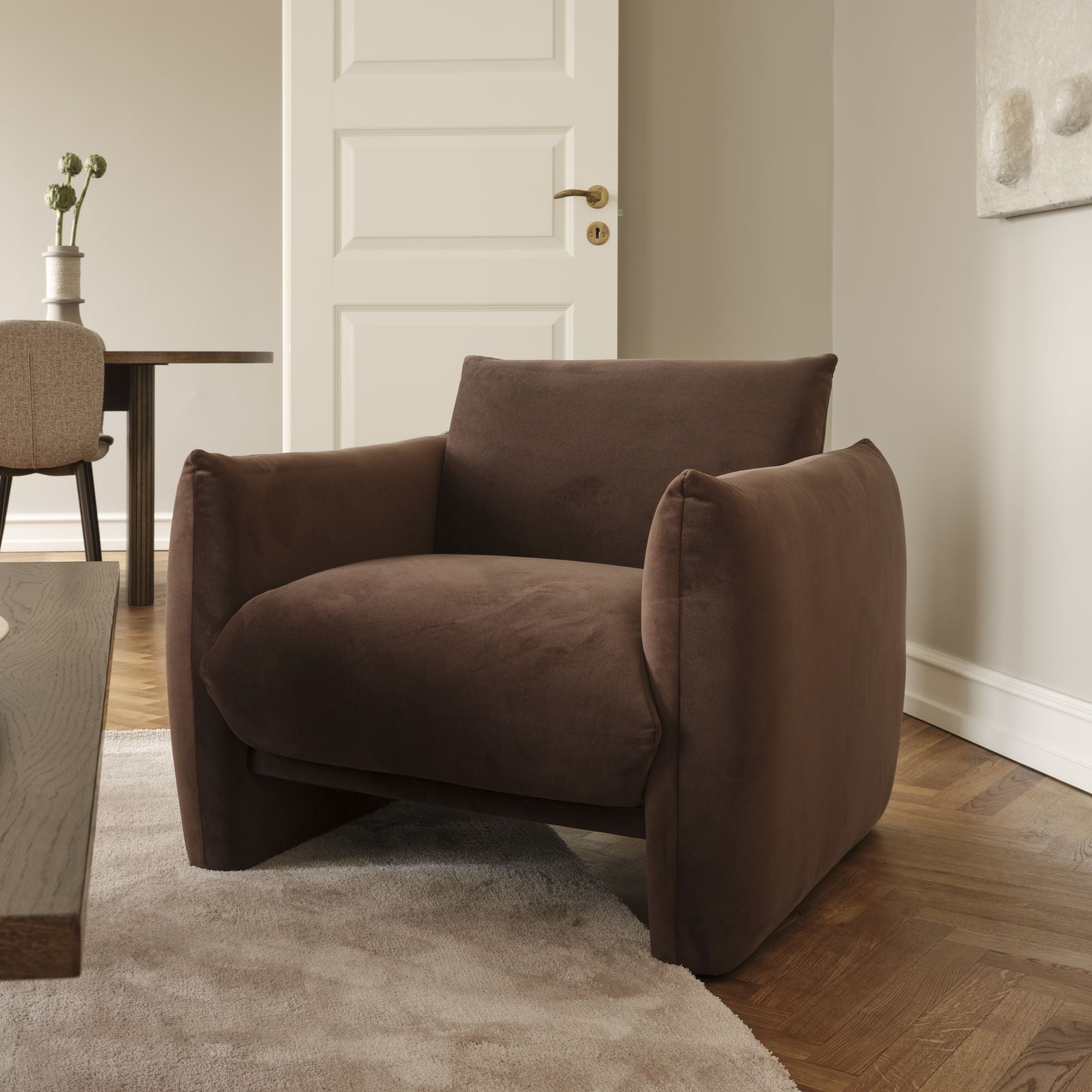 MAKUO | כורסא מודרנית בבד קטיפה בגוון שוקולד