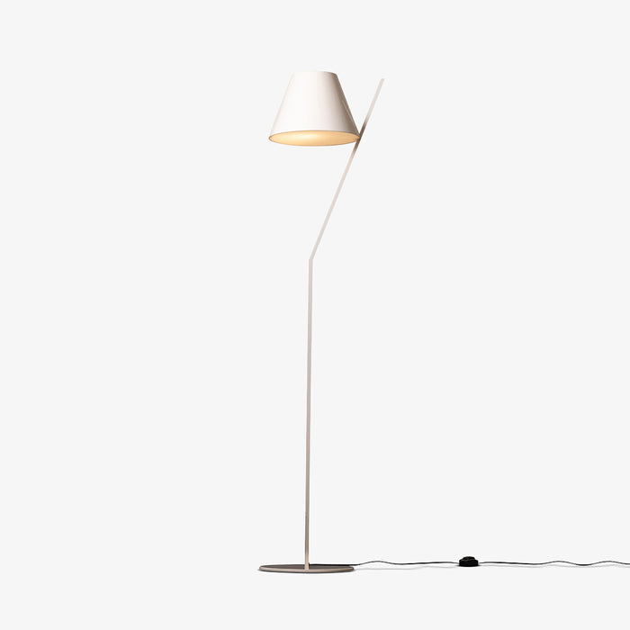 KUKUI | מנורת עמידה מעוצבת בסגנון מודרני