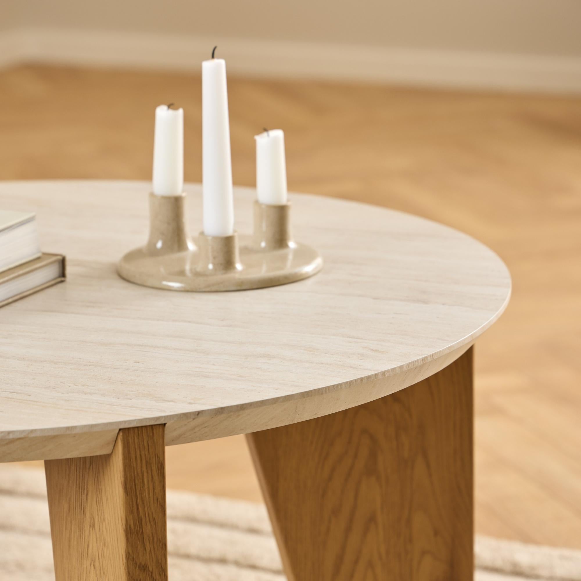 PLORA | שולחן צד עגול דמוי טרוורטין בשילוב עץ