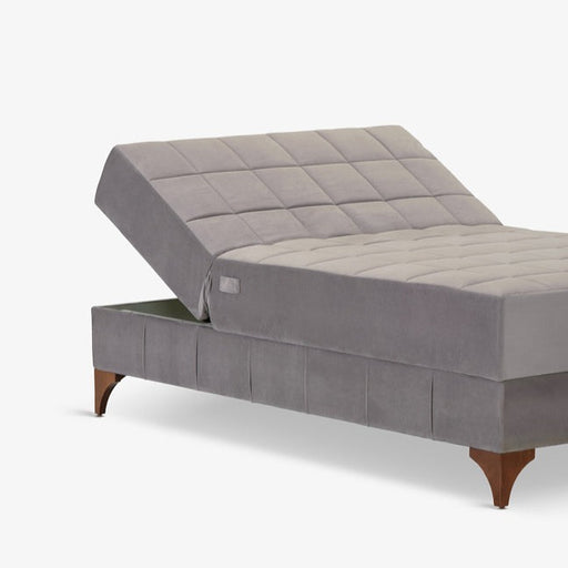 מעבר לעמוד מוצר VEDA | מיטה וחצי אפורה, מתכווננת חשמלית, עם רגלי עץ בגוון אגוז