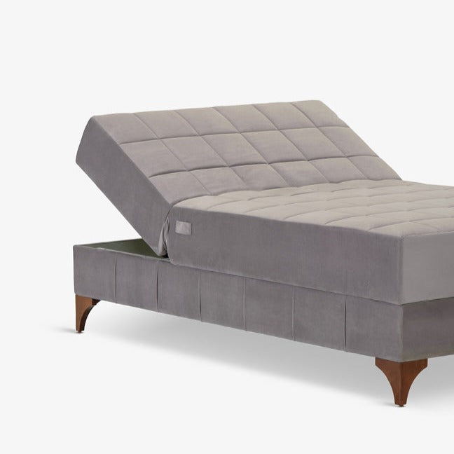 VEDA | מיטה וחצי אפורה, מתכווננת חשמלית, עם רגלי עץ בגוון אגוז