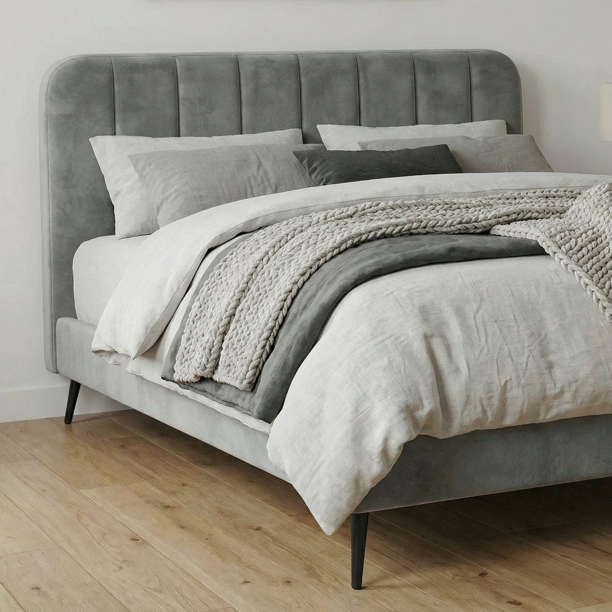 BRUNI | מיטה מרופדת בבד קטיפה בגוון אפור - KUALA