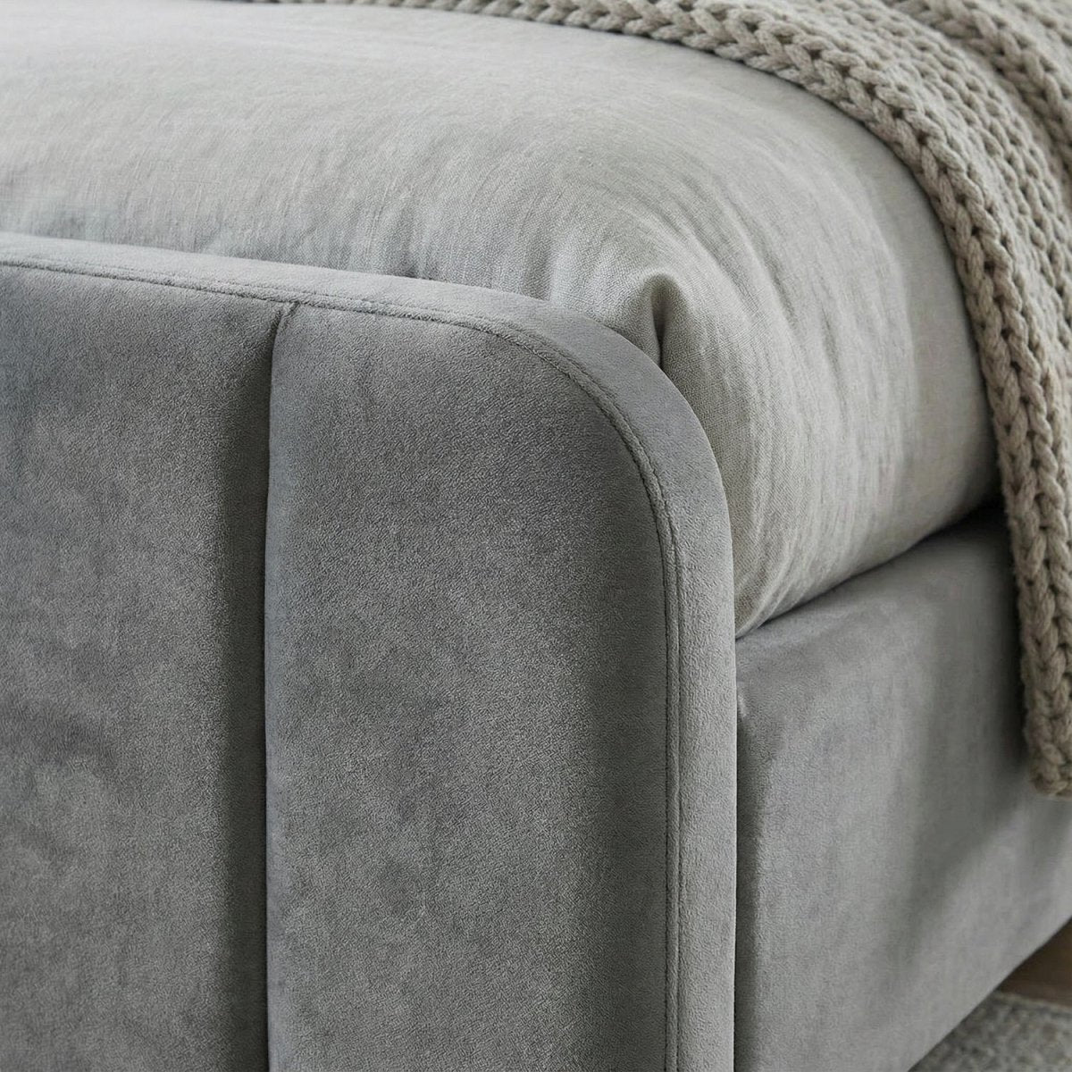 BRUNI | מיטה מרופדת בבד קטיפה בגוון אפור - KUALA