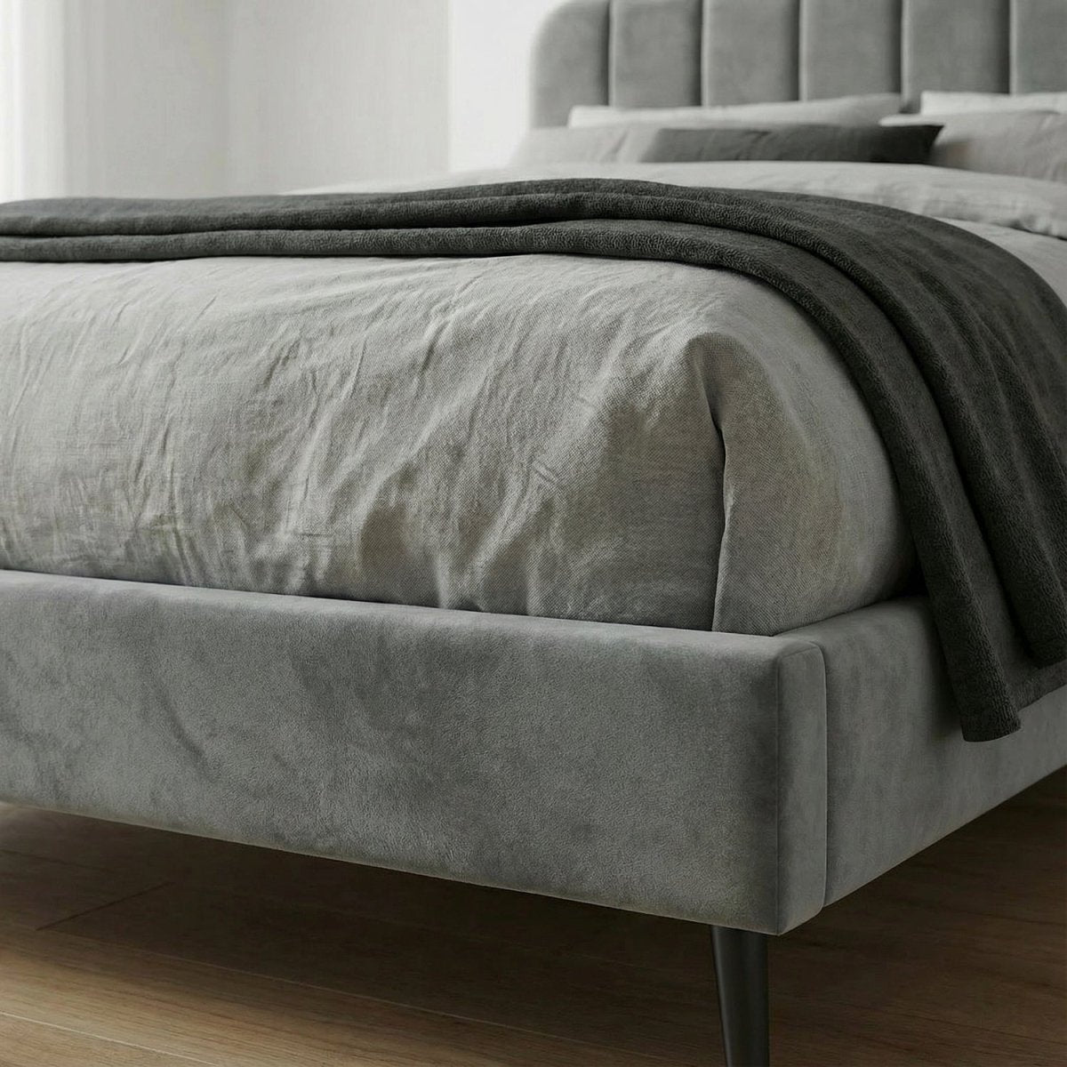 BRUNI | מיטה מרופדת בבד קטיפה בגוון אפור - KUALA