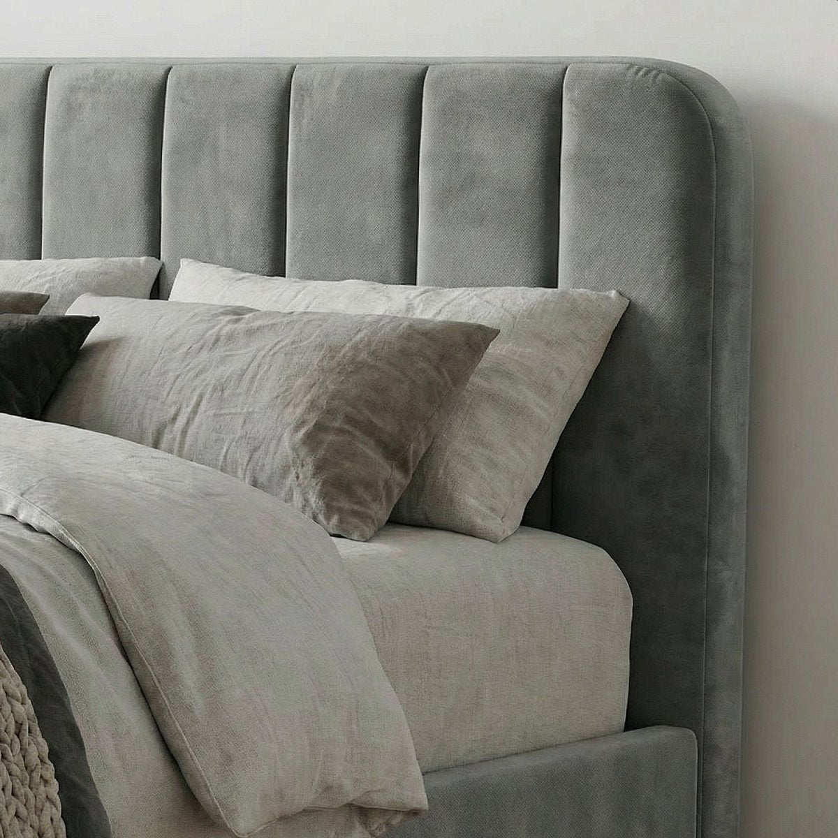 BRUNI | מיטה מרופדת בבד קטיפה בגוון אפור - KUALA