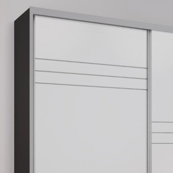 PORVOO | ארון הזזה בגוון שחור בשילוב חזיתות זכוכית לבנה ואלומיניום דקורטיבי