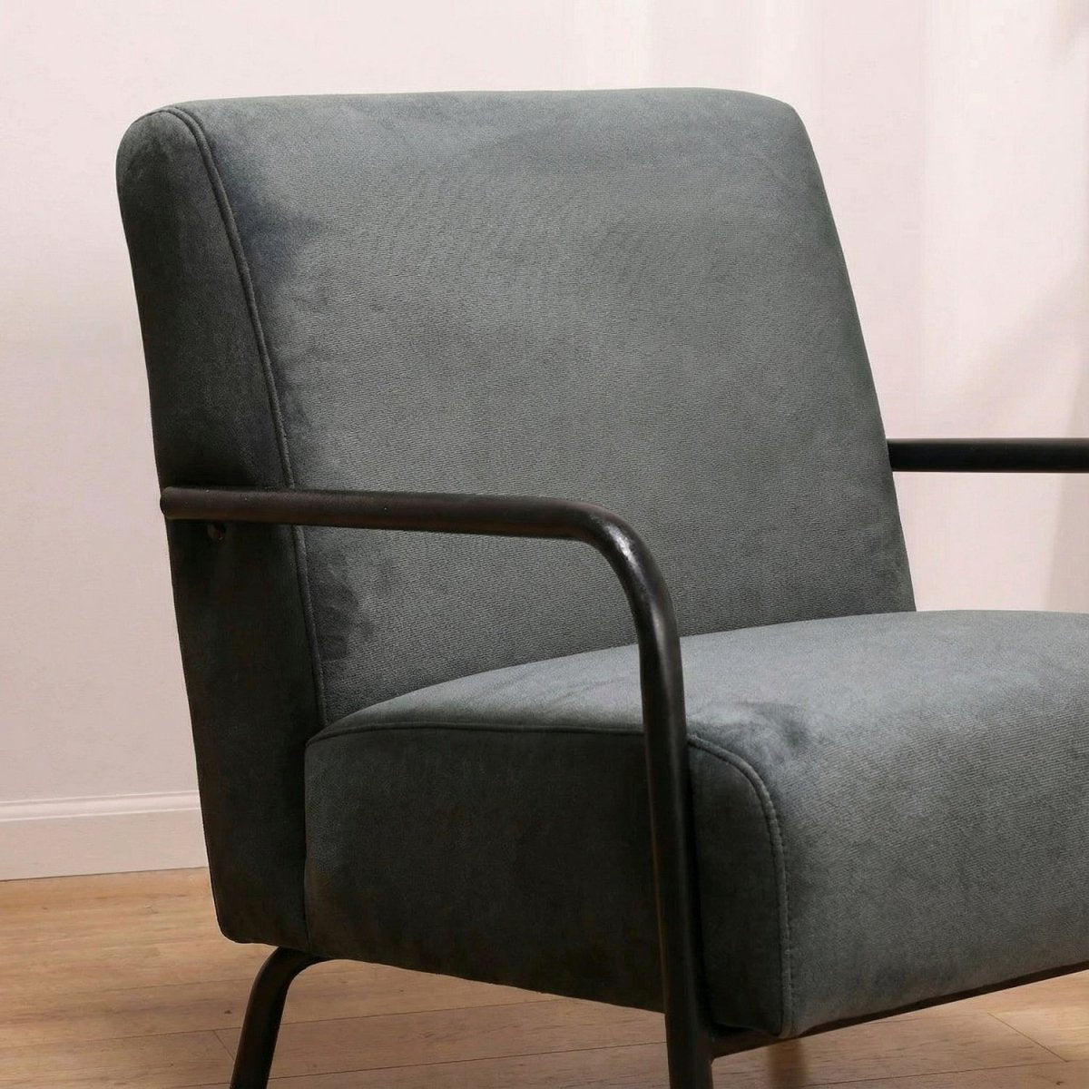 DAGTIND | כורסה מודרנית מרופדת בבד אריג קטיפתי בשילוב מתכת - KUALA