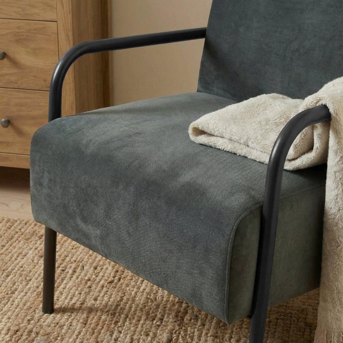 DAGTIND | כורסה מודרנית מרופדת בבד אריג קטיפתי בשילוב מתכת - KUALA